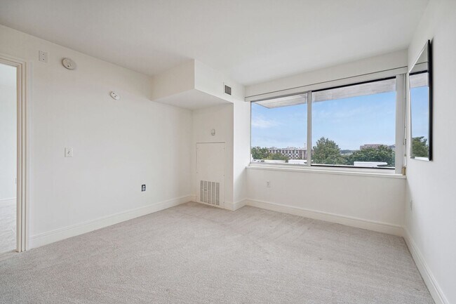 Building Photo - Concierge Building! Available Now! Electri...