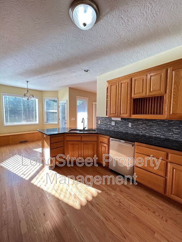 Building Photo - 852 Marilyn Dr