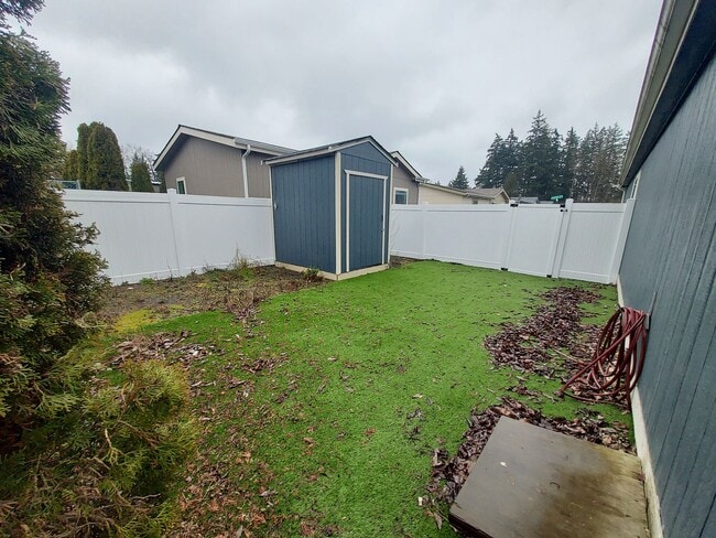 Building Photo - Available Now 3 bedroom, 2bath!!