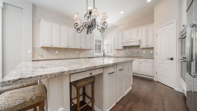 Building Photo - Gorgeous Rancher Located in University Bluffs