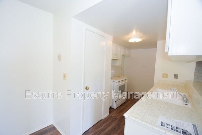 Building Photo - 1202 Portola Rd