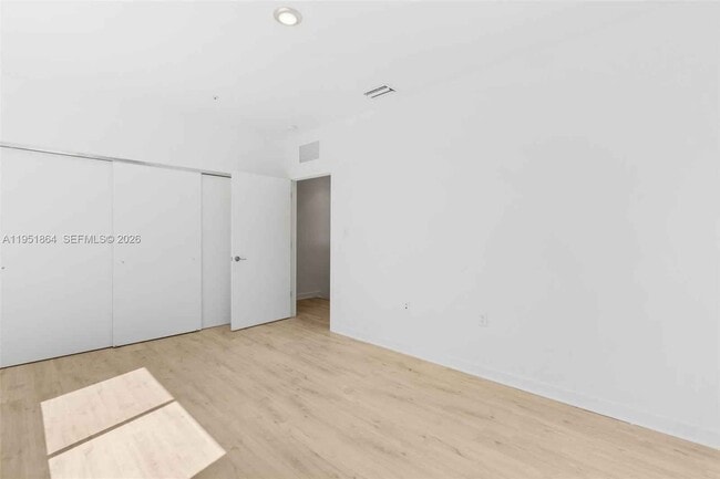 Building Photo - 170 NW 158 St #8 Miami, FL 33169