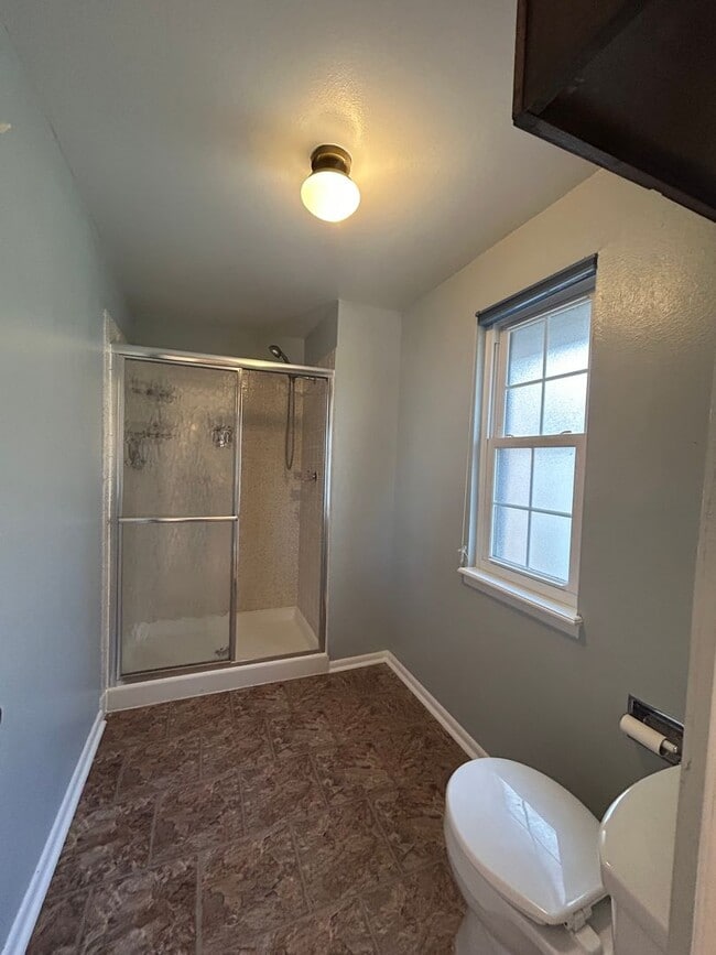 Building Photo - 5 BR/3 1/2 BA in the Desirable Meadowglen Community!!