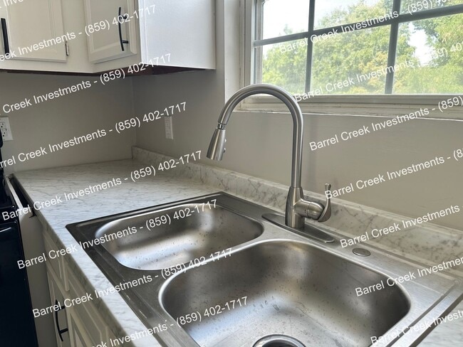 Building Photo - 2-Bed, 1-Bath Townhome with Attached Garag...