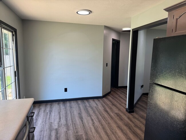 Building Photo - 3 Bedroom | 2 Bathroom | 2 Car garage | La...