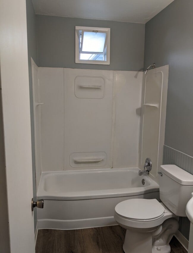 Building Photo - 211 Lincoln Ave