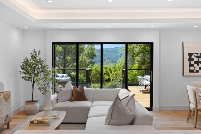 Building Photo - 810 W California Way