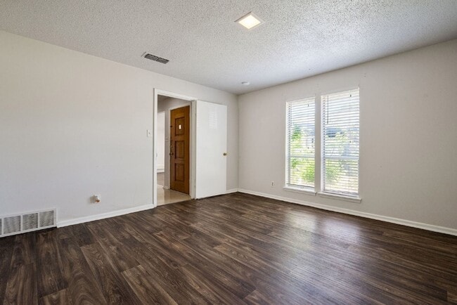 Building Photo - 4913 Westlake Dr