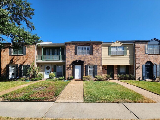 Building Photo - 6340 Chevy Chase Dr