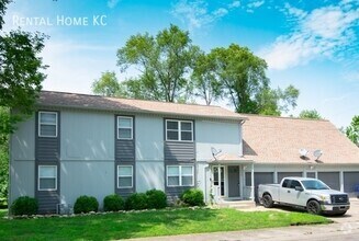 Building Photo - Remodeled 3-bed / 1-bath Second-Floor unit...