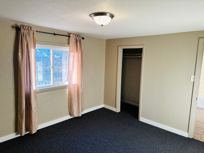 Building Photo - 720 1/2 S. 32nd St.