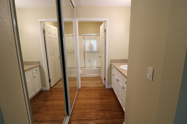Building Photo - 1/Bed. Condo in Woodland Hills, Warner Center !!
