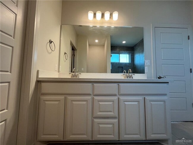 Building Photo - 20 Oriole Dr