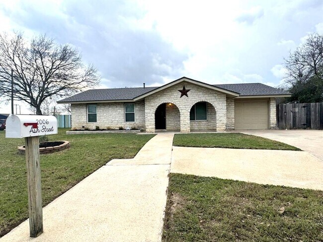 Building Photo - 2006 Ash St