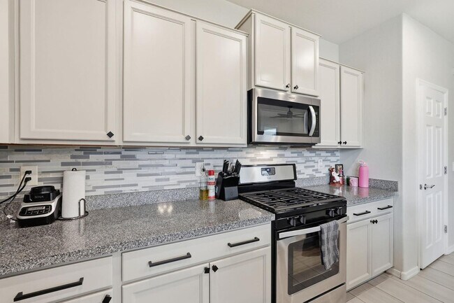 Building Photo - 392 S 194th Ln