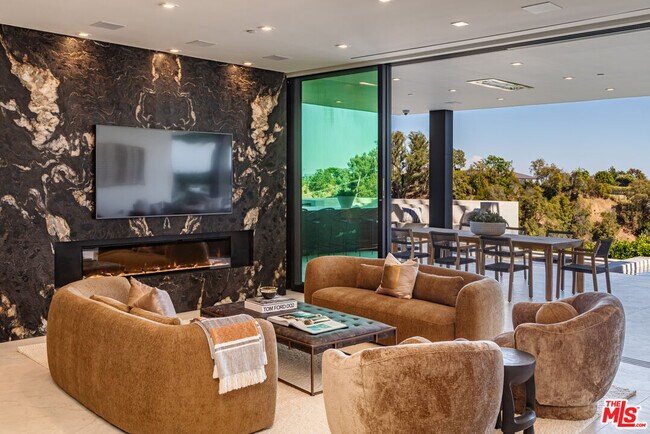 Building Photo - 9364 Beverlycrest Dr
