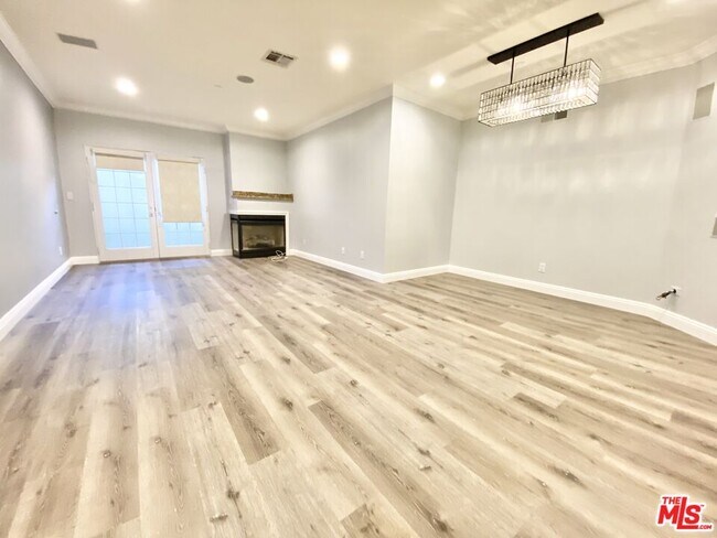 Building Photo - 1135 Rexford Dr