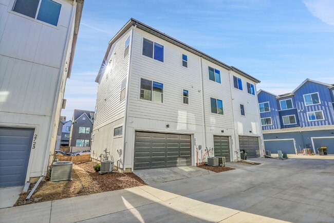 Building Photo - $2,500 - 2 Bed, 2 Full Bath Townhome In Broomfield with Central AC and In Unit Laundry!