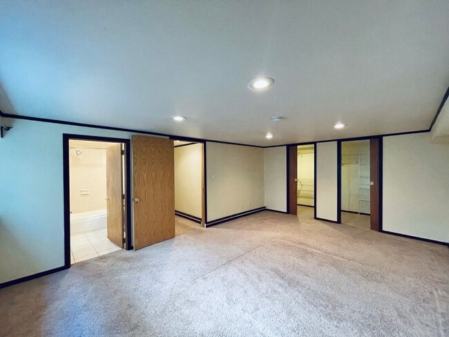 Building Photo - Massive House with Elegant Finishes in Madison Valley!