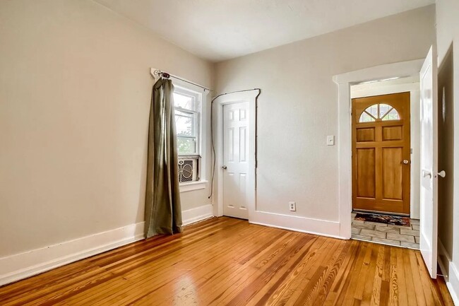 Building Photo - Charming 3-Bedroom Bungalow with Oversized...