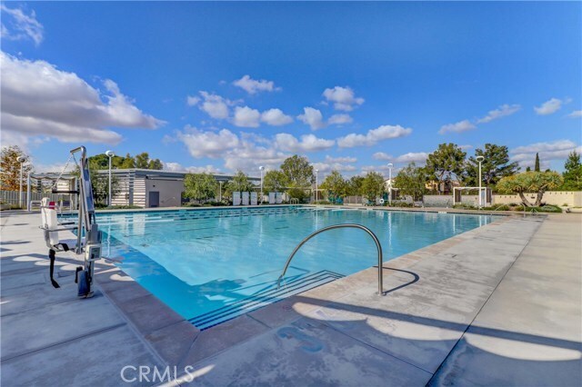 Building Photo - 130 Spectacle