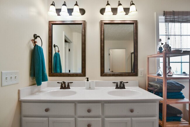 Building Photo - Pet Friendly Three Bedroom with Bonus!