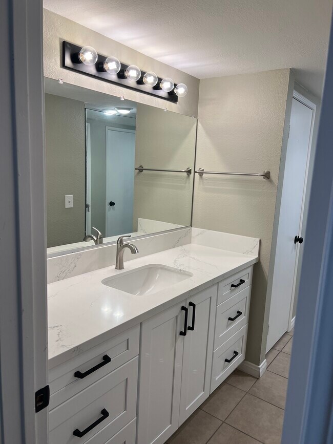 Building Photo - 10655 Lemon Ave