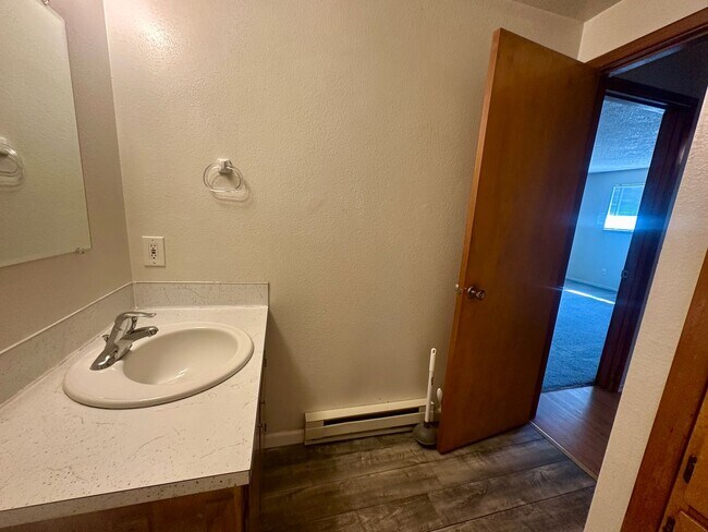 Building Photo - $200 discount for first month rent