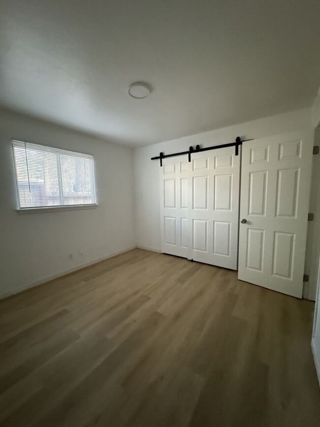 Building Photo - 2 Bedroom near Stateline
