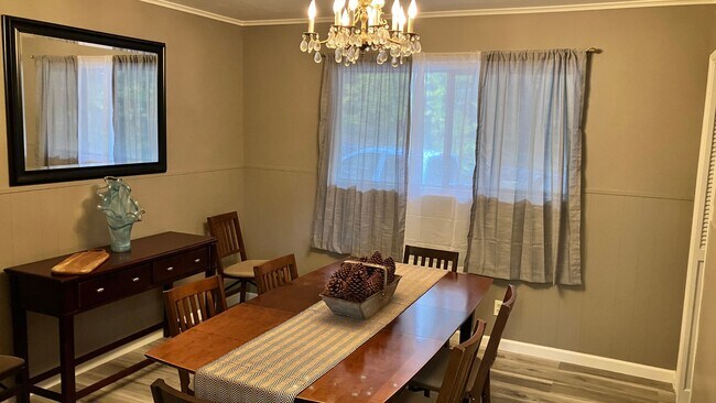 Building Photo - Furnished rental with large fenced back yard.