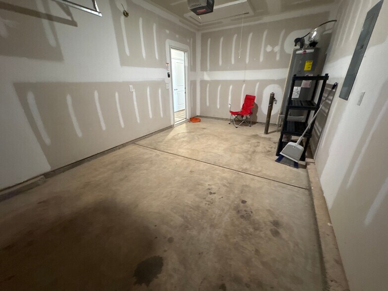 Building Photo - Room in Single Family Home on Oakwood Rd