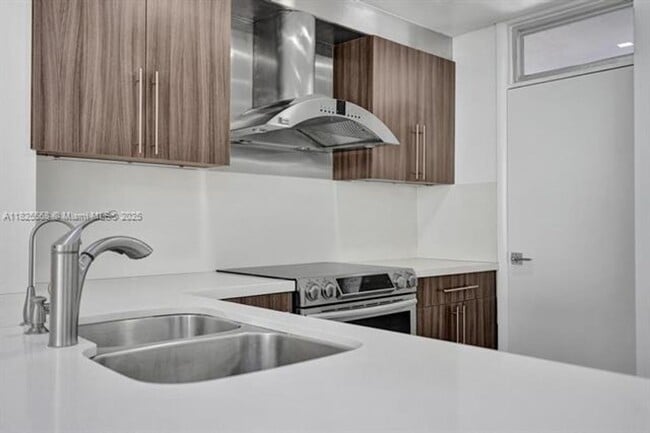 Building Photo - 6450 Collins Ave