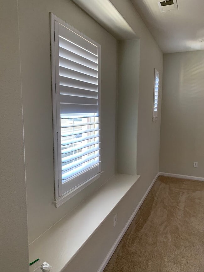 Building Photo - Freshly Painted Interior for this Single F...