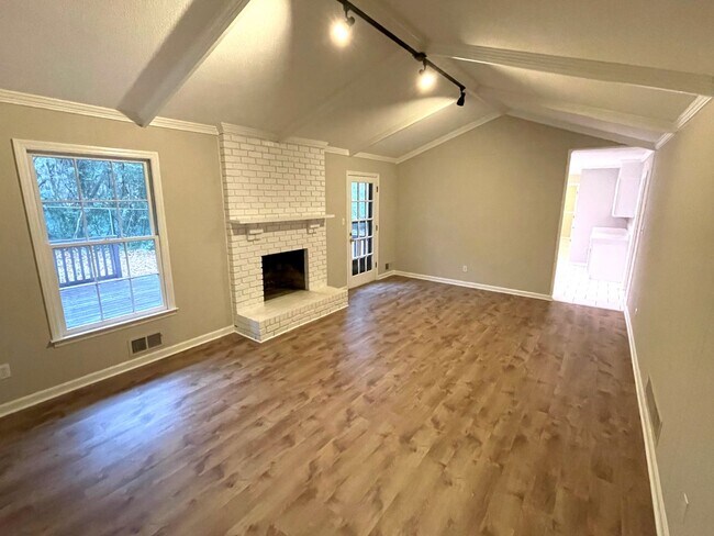 Building Photo - 3br Home East Athens For Rent