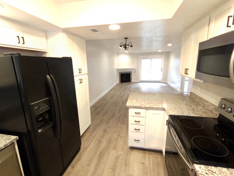 Building Photo - 275 S Valley View Dr