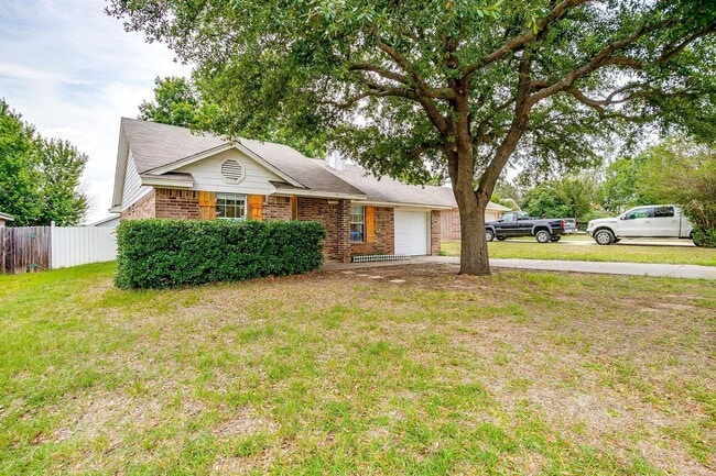 Building Photo - Cozy 3 Bed, 2 Bath Home Minutes Away from ...