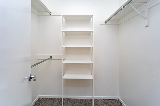 Building Photo - Spacious & Bright Broadmoor Townhome with Covered Deck!