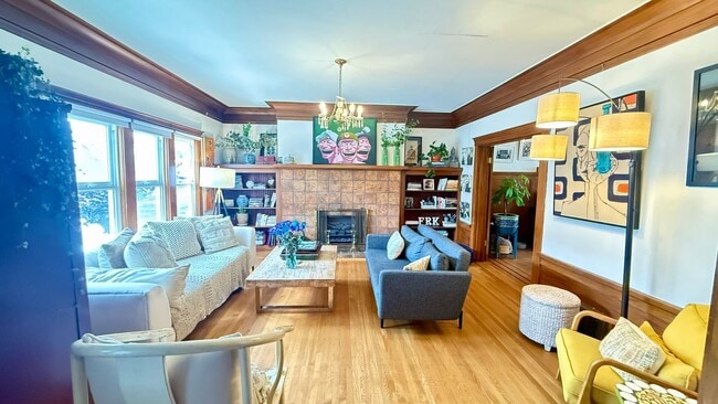 Building Photo - DREAM HOME! Spacious 3 BR + Sunroom/ 1.5 BA  in the Richmond area- AMSI