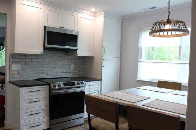 Building Photo - 402 Appletree Ln