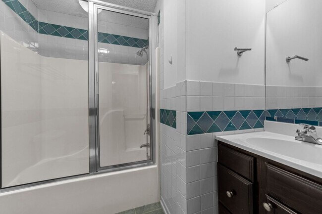 Building Photo - Spacious 3 Bedroom, 2 Bath with huge livin...