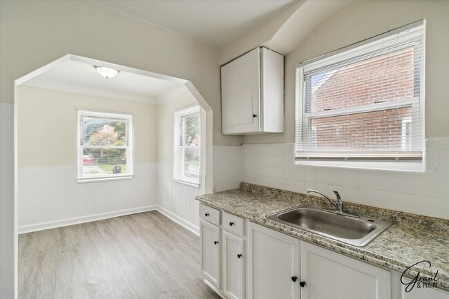 Building Photo - $1,300/month - 3 Bed 1 Bath in Detroit