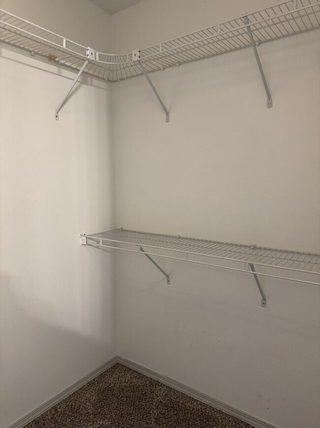 Building Photo - HARD TO FIND 4 BEDROOM