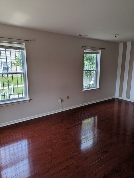 Living room - 631 N 44th St