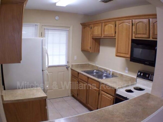 Building Photo - 3533 Pinecrest St