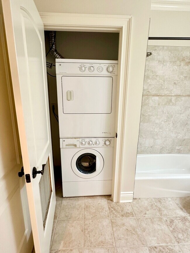 Building Photo - Madison Avenue, Park Ridge, NJ 07656 - 2 BR 2 BA condo