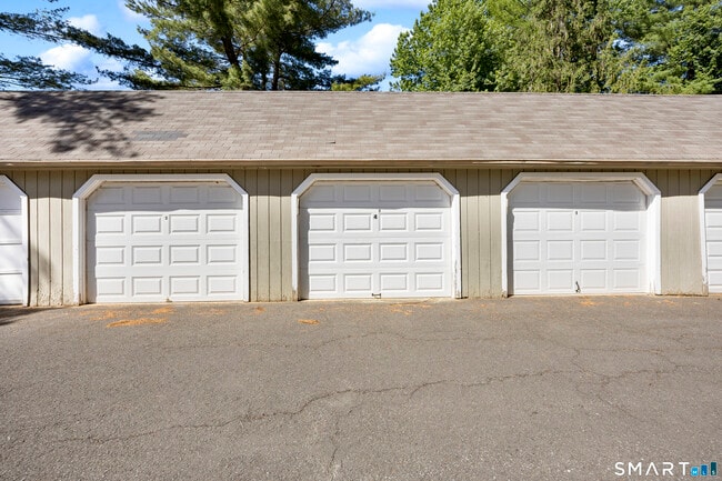 Building Photo - 135 Fairway Dr