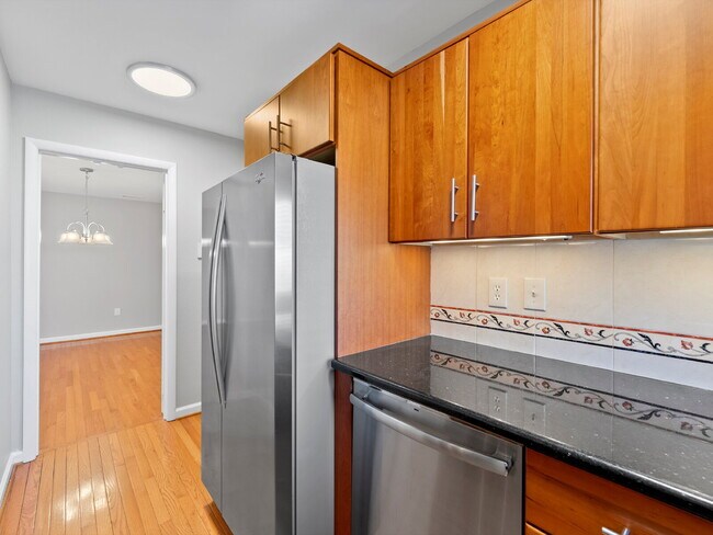 Building Photo - Stylish & Spacious Townhome in Prime Location!