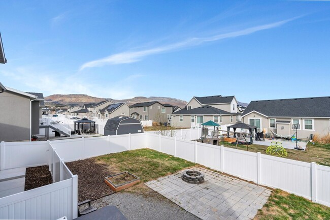 Building Photo - Stunning 5 Bedroom Herriman Home with Mode...