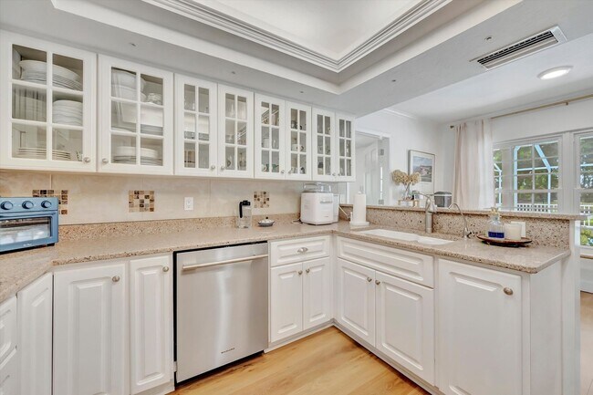 Building Photo - Luxury 5 Bed/4 Bath Pool Home on a Golf Course in Central Sarasota
