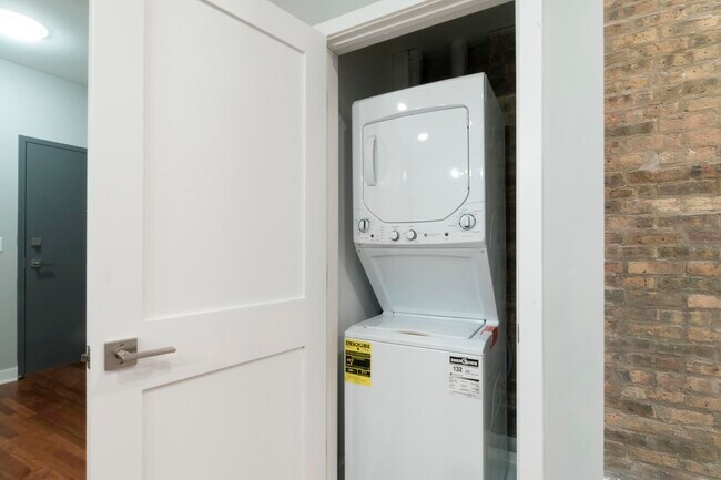 Building Photo - 23 W Hubbard St